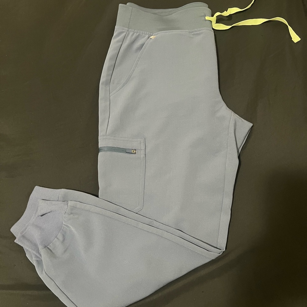 FIGS Technical Collection Zamora Scrub Pants Medium
Petite Space Navy